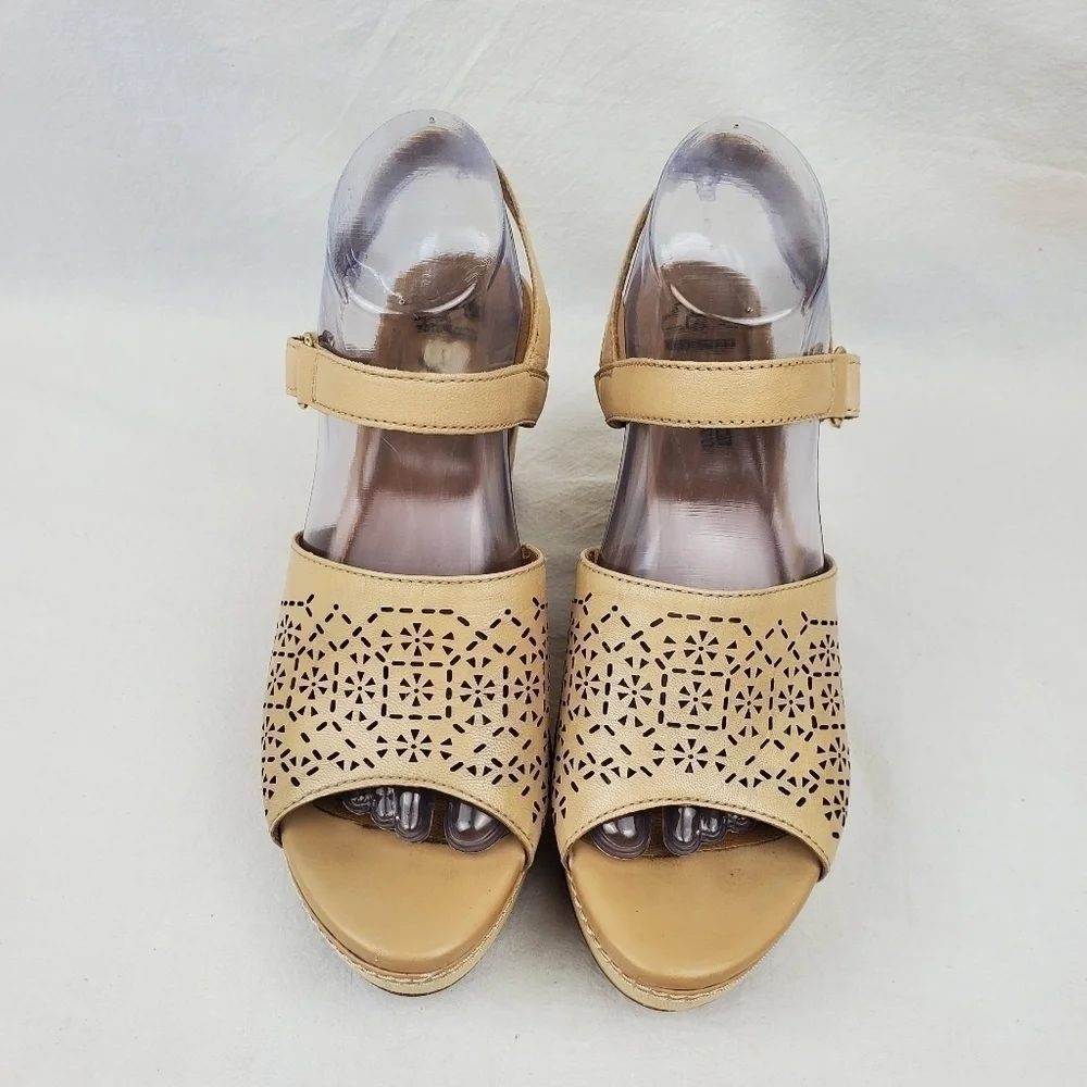 Clarks Collection cream/ tan leather wedge sandals size 8.5 M